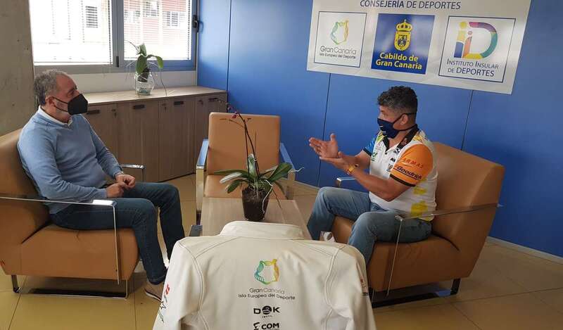 Momento de la recepción del consejero al piloto grancanario/TA.